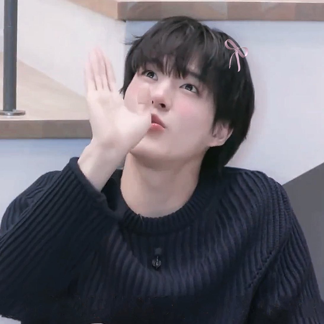 “คนเลี้ยงแมวที่ไม่เทเปียกวันละ2มื้อ กับแมวเลียทุกวันใจร้ายมาก หนูขอประท้วงเพื่อสิทธิมนุษยเหมียว เราต้องการเปียกกับแมวเลียทุกวันๆๆๆ😾✊🏻”