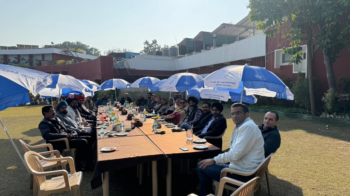 Arun Sood (@arunsoodbjp) on Twitter photo प्रदेश उपाध्यक्ष <a href="/dsbabla/">Devinder Singh Babla</a> जी एवं पार्षद <a href="/hkbabla/">Harpreet Kaur Babla</a> जी के सुपुत्र परमवीर सिंह जी के चंडीगढ़ कलब एग्जेक्युटिव कमेटी मेंबर चुने जाने पर बबला परिवार की और से चंडीगढ़ भाजपा के सभी पार्षदों, प्रदेश भाजपा नेताओं को क्लब में लंच पर निमंत्रित किया गया।
इस अवसर पर प्रदेश अध्यक्ष <a href="/JPMalhotra/">Jatinder Malhotra (मोदी का परिवार)</a> प्रदेश उपाध्यक्ष <a href="/dsbabla/">Devinder Singh Babla</a> जी एवं पार्षद <a href="/hkbabla/">Harpreet Kaur Babla</a> जी के सुपुत्र परमवीर सिंह जी के चंडीगढ़ कलब एग्जेक्युटिव कमेटी मेंबर चुने जाने पर बबला परिवार की और से चंडीगढ़ भाजपा के सभी पार्षदों, प्रदेश भाजपा नेताओं को क्लब में लंच पर निमंत्रित किया गया।
इस अवसर पर प्रदेश अध्यक्ष <a href="/JPMalhotra/">Jatinder Malhotra (मोदी का परिवार)</a>