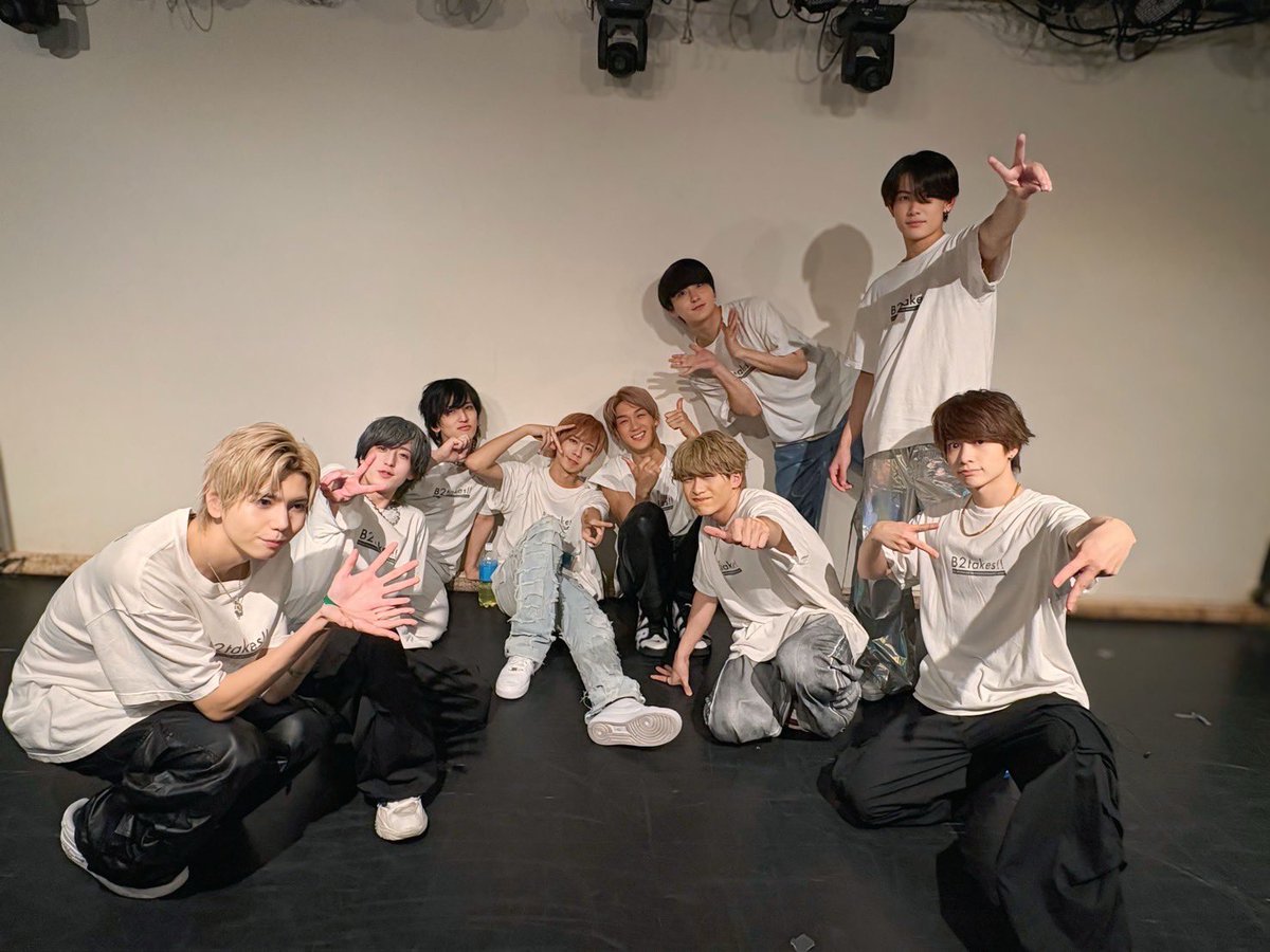 IBUKI070401's tweet photo. 定期公演ありがとございましたー！！
遠征の話しなど色々話して楽しかったです😂
ライブも最高でした！！
明日はRushさんの4周年お祝いライブ！
みんなでお祝いしよー！😊
今日も来てくれてありがとう！ https://t.co/5jP4omLnQM