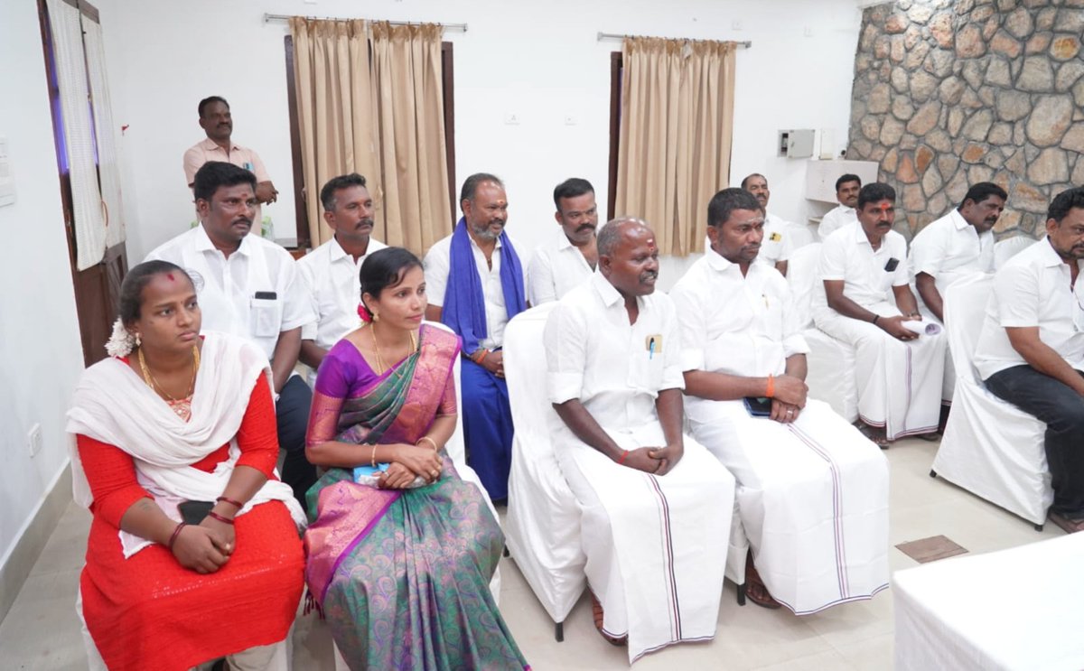 மதுரை வருவாய் மாவட்டத்திற்குட்பட்ட மேலூர், மதுரை கிழக்கு, சோழவந்தான், மதுரை வடக்கு, மதுரை தெற்கு, மதுரை மத்தியம், மதுரை மேற்கு, திருப்பரங்குன்றம், திருமங்கலம், உசிலம்பட்டி ஆகிய சட்டமன்றத்தொகுதிகளைச் சார்ந்த கழக நிர்வாகிகள் ஆலோசனைக்கூட்டம் இன்று மதுரையில் நடைபெற்றது. (1/4)
