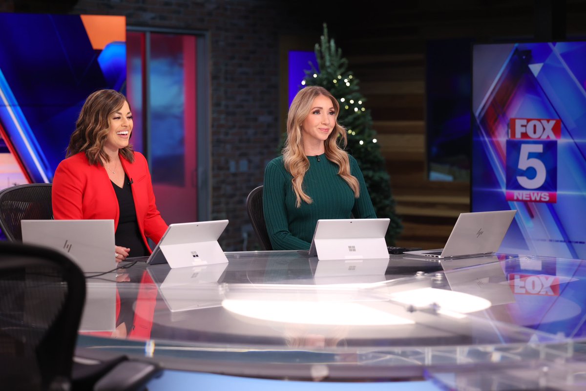 HeatherLakeFox5's tweet image. Tis the season ❤️💚
Good Morning &amp;amp; Happy Holidays from your early bird team @fox5sandiego @ealvareznews
#ChristmasTime 
#fox5sandiego