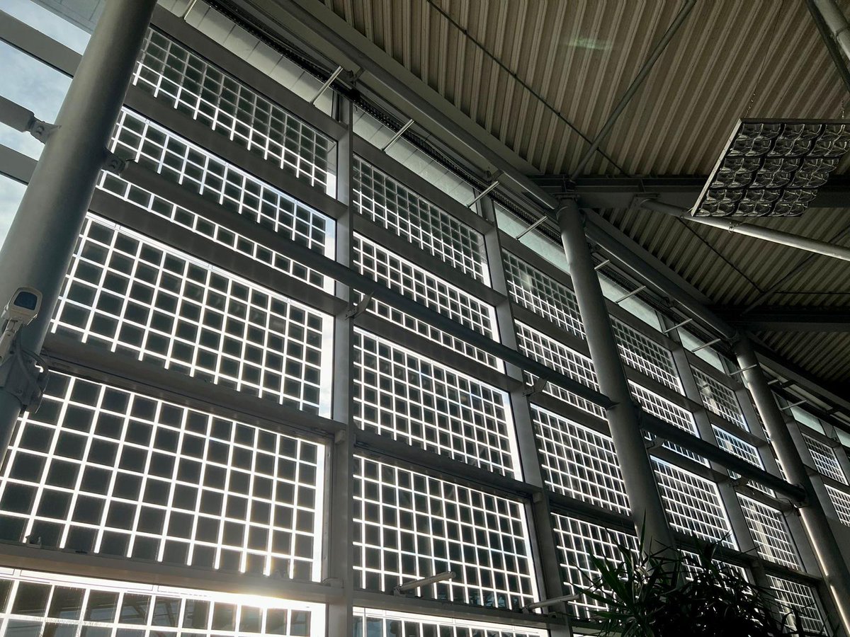 PolysolarPV's tweet image. Polysolar has installed a new solar PV facade at Liverpool South Parkway station. Photo: AnjaWilliams Electrics: @GreenbridgeRen2 Mechanical: @glassandgeneral   polysolar.co.uk/projects-techn… #bipv #bipvfacade #cleanpower
