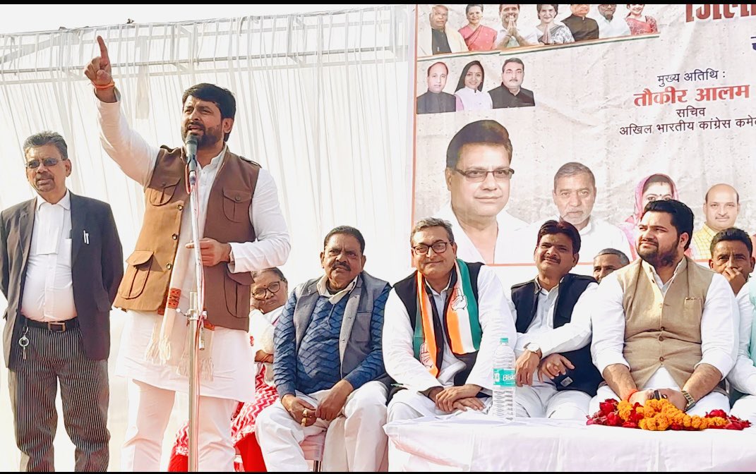 AkashPathakINC's tweet photo. आज @INCBudaun में @INCIndia कार्यकर्ता सम्मेलन आयोजित किया गया जिसमे संगठन के पुनर्निर्माण पर गहन चर्चा हुई व लखनऊ में कल होने वाले विधानसभा घेराव में ज़्यादा से ज़्यादा लोग पहुँचने के लिए जिम्मेदारी दी गई
कार्यक्रम मे मुख्य अतिथि @AlamTauquirJNU जी व वि.अ. @OmveerYadavINC जी रहे https://t.co/iTefxP9YXy