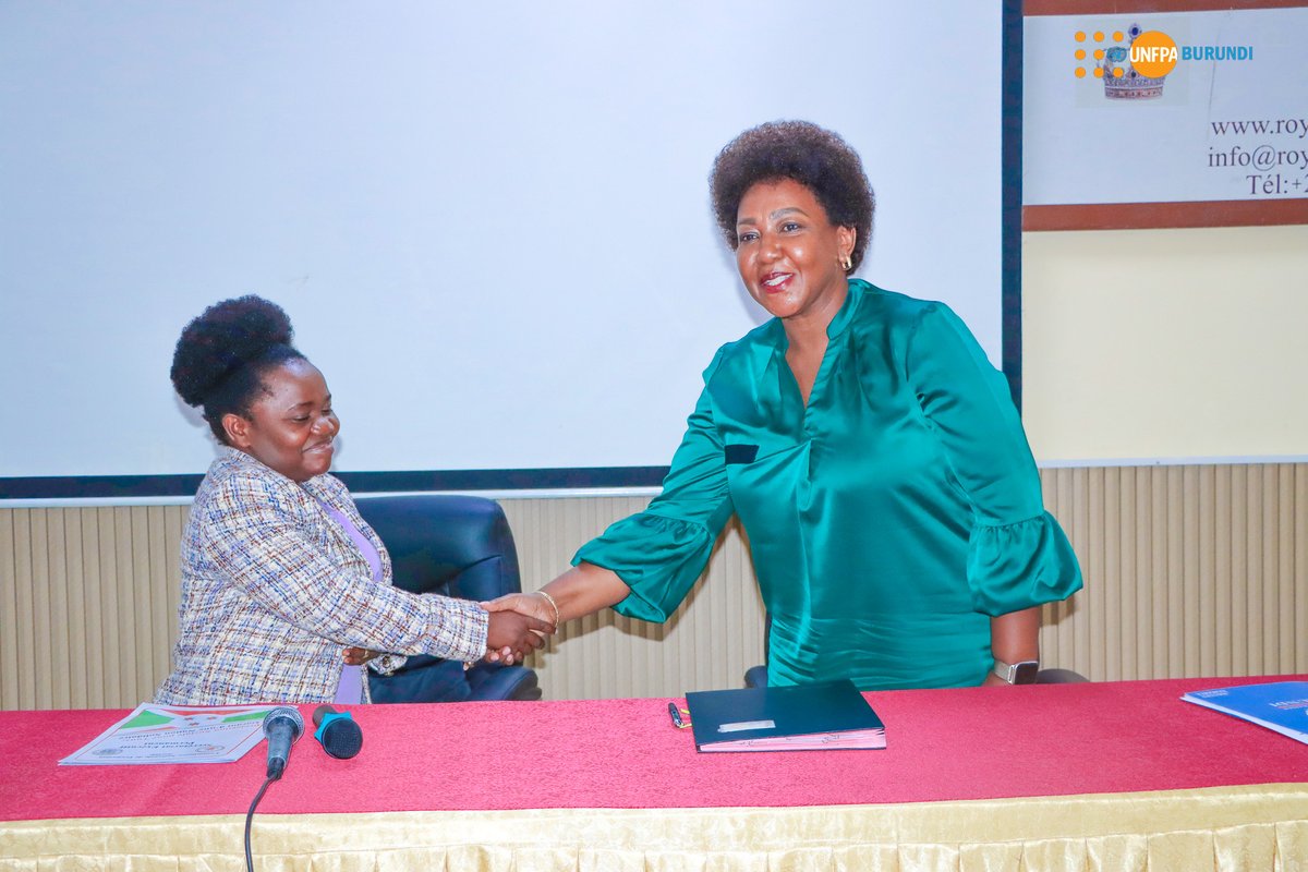 UNFPA Burundi (@unfpaburundi) on Twitter photo La ministre <a href="/GenreMinistere/">Ministère en charge de la Solidarité Nationale</a>, ainsi que la Coordonnatrice Résidente <a href="/UN_Burundi/">Nations Unies au Burundi</a> ont apposé leur signature sur ce nouveau recueil. Ensemble, continuons à œuvrer pour un #Burundi sans violence!
#Burundi #VBG #DroitsHumains La ministre <a href="/GenreMinistere/">Ministère en charge de la Solidarité Nationale</a>, ainsi que la Coordonnatrice Résidente <a href="/UN_Burundi/">Nations Unies au Burundi</a> ont apposé leur signature sur ce nouveau recueil. Ensemble, continuons à œuvrer pour un #Burundi sans violence!
#Burundi #VBG #DroitsHumains