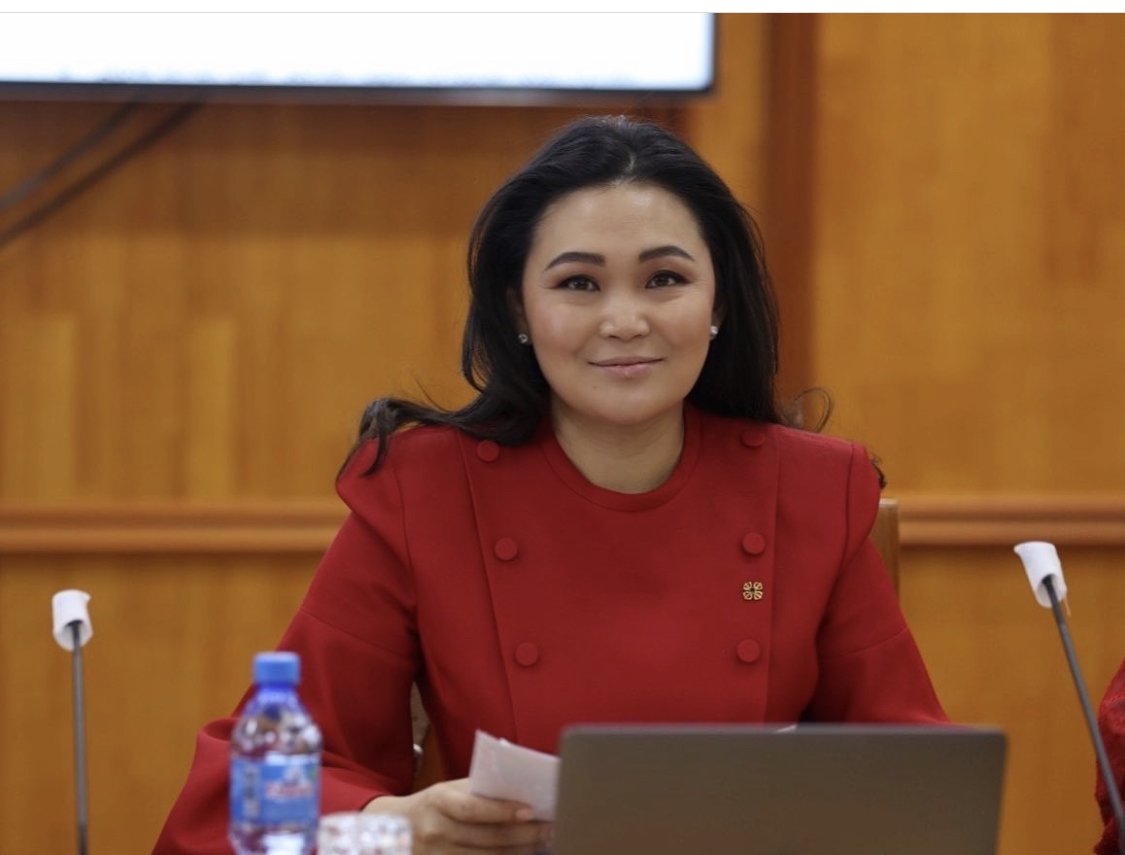 Энэ хүүхэн намайг мартчихлаа гээд баярлаж байгаа байх даа. Гүй шүү гүзээлгэнэ минь. Багаар чинь зайлуулнаа.