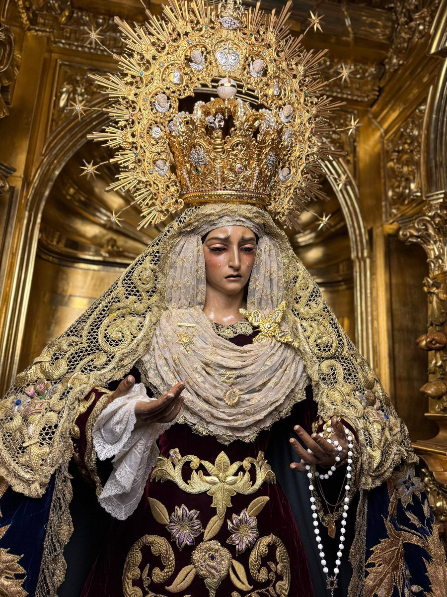 CAMBIO VESTIDURAS |
En la noche de ayer se procedió al cambio de vestiduras de Mª Stma. del Mayor Dolor y Traspaso.

📸 <a href="/Leandelapuebla/">Leandro González Ruiz</a>