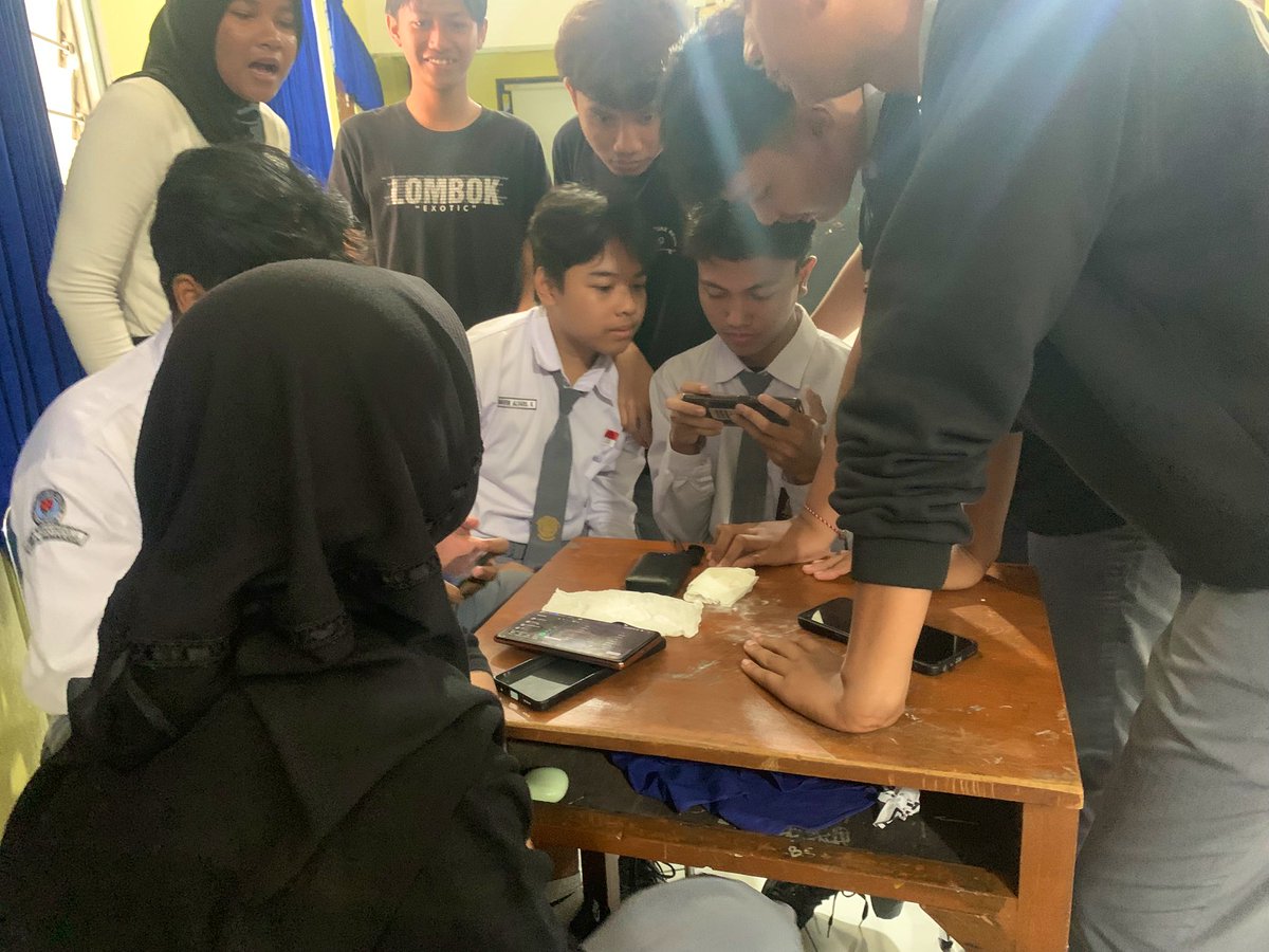 Hola Sketsa Fams!🌟 Classmeet hari ke-2 ini kayanya pada serius banget ya main FF nya 🤔 Gasabar nunggu hari terakhir buat Semi Final dan Finalnya ngga sihh?? Stay tune ya! ⏰✨