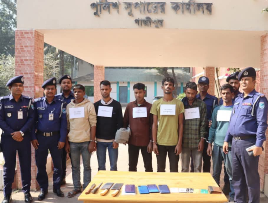 কালিয়াকৈরে সড়কে গাছ ফেলে যানবাহনে ডাকাতি কালে ৩ ডাকাত গ্রেফতার