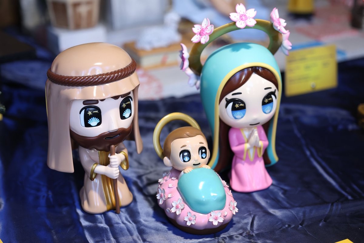 McLellan_Js's tweet image. Simone Legno, the creator of "Luce," also created a Nativity Scene depicting the Holy Family in the style of Japanese animated figures displayed in a Vatican exhibit on Nativity scenes from around the world.
📸 @CatholicNewsSvc