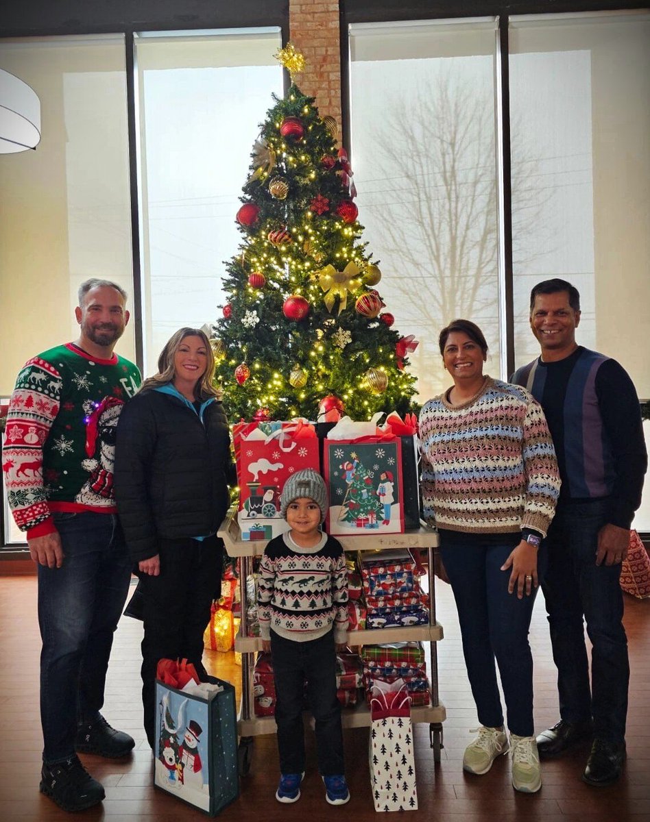 Philobendorf's tweet photo. Last week, I had the privilege of being part of a truly heartwarming project led by my fiancée, Julie.

It’s moments like these that make the season brighter for everyone involved.

Wishing you all a warm and cheerful holiday season! 🎄✨

---

#SeasonOfGiving https://t.co/vylxy1N3JX