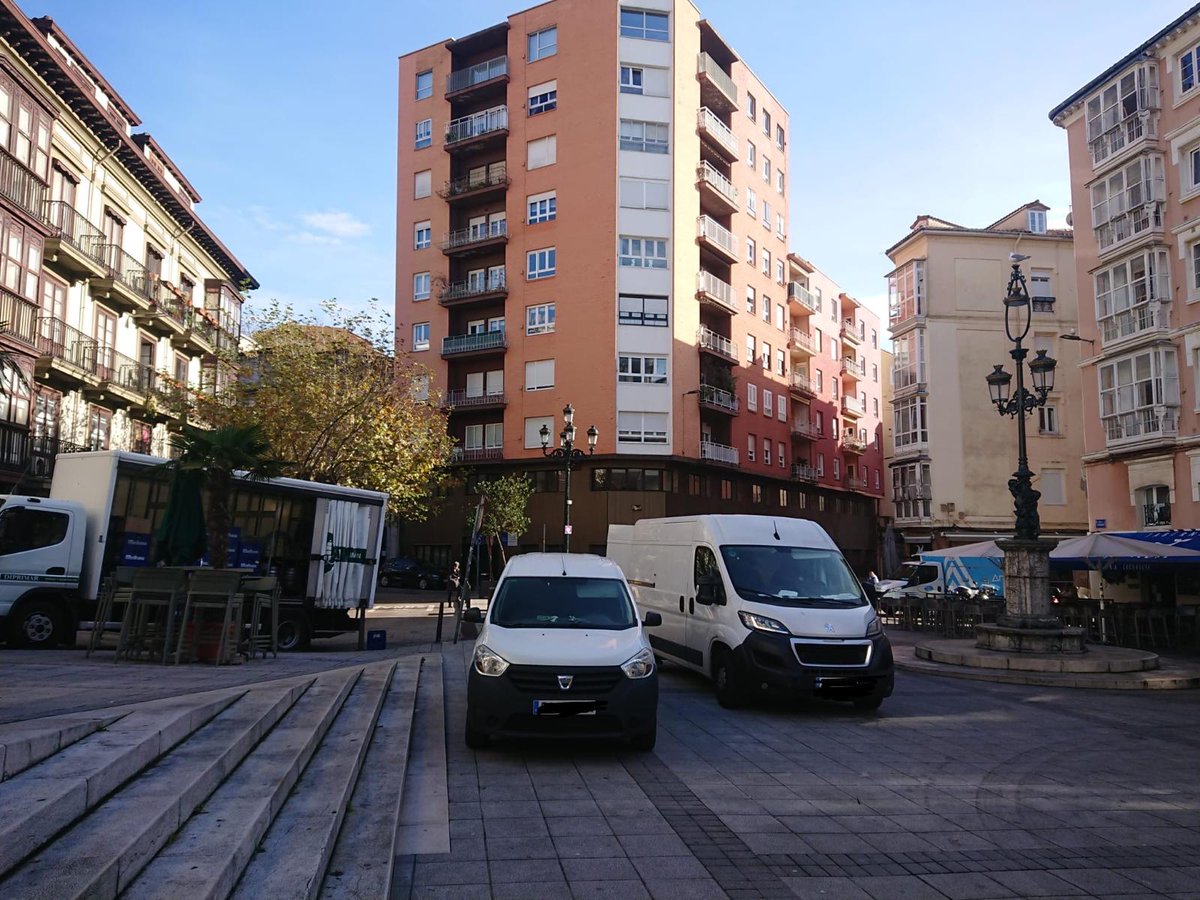 AAVVPomboCdio's tweet photo. ¿Qué prevé la nueva Ordenanza de la OLA para el aparcamiento en plazas públicas y jardines? En el Ensanche sabemos mucho de esto. https://t.co/4l7wYP9Ucl