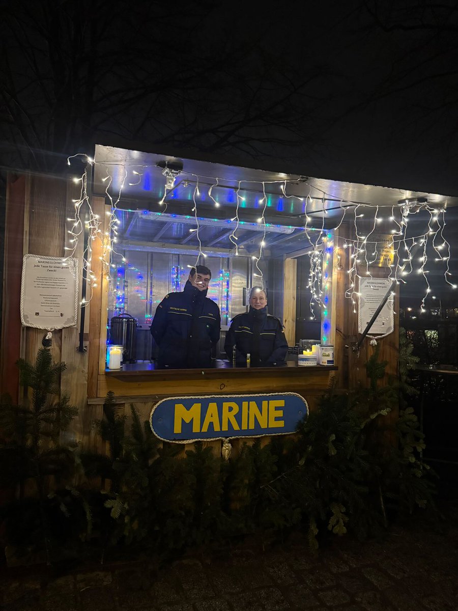 13.600 € sammelten die Soldaten vom 1. #Korvettengeschwader und dem #Marinestützpunktkommando #Warnemünde.
Der Erlös geht an den Verein zur Förderung krebskranker Kinder Rostock e. V., an JANO Jugendarbeit, an ASB #Wünschewagen und Fischkutter Jugend und Begegnungsstätte e.V. .