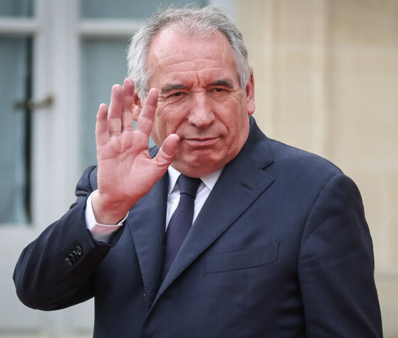 LinHumanite's tweet image. Emmanuel Macron décide de nommer de nouveau Michel Barnier à la tête du gouvernement.

« On lui a juste enlevé un peu de charisme pour le reconnaitre. »