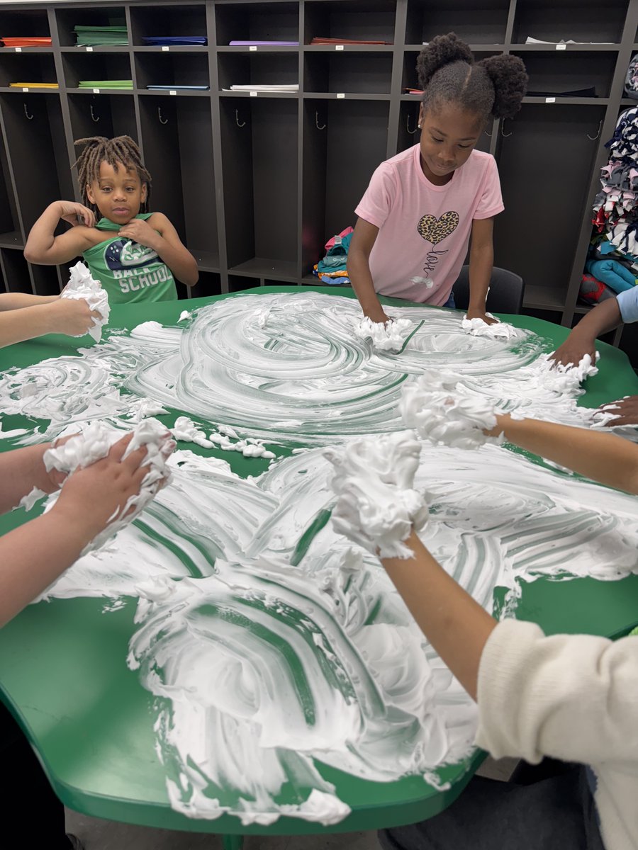 NettletonSTEAMe's tweet image. 🌟🌟Special Class Spotlight🌟🌟
Students are getting ready for the winter weather and making snow sculptures in Art Class today. As you can see, they are having so much fun!! ❄️❄️
#STEAMe #SpecialClassSpotlight #SnowSculptures