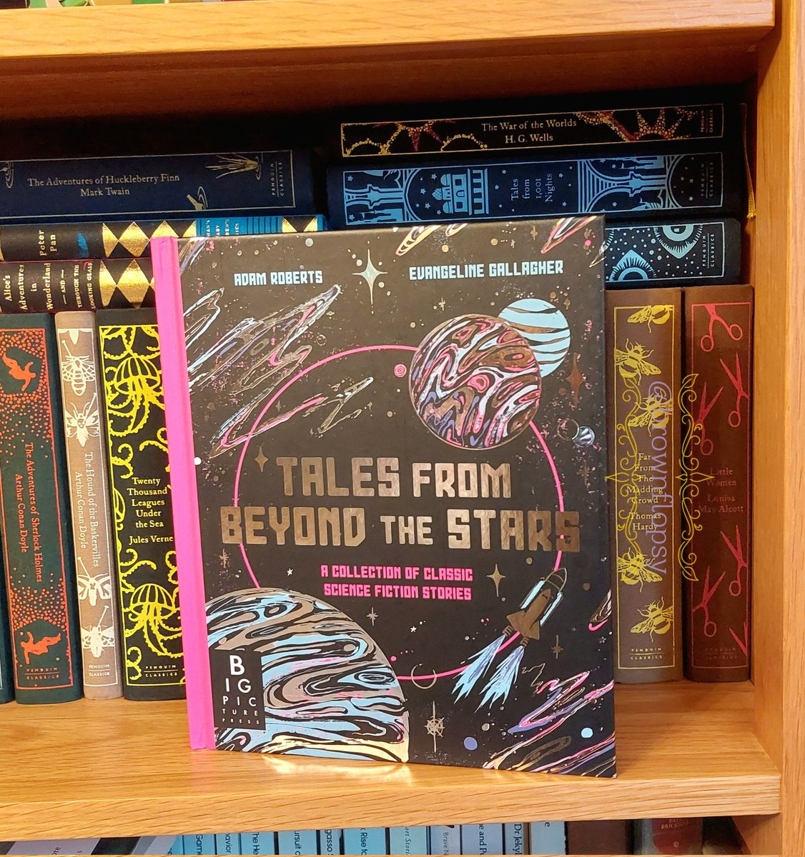 Sue at Brown Flopsy's Book Burrow 🐇📖 (@brownflopsy) on Twitter photo Retellings are a great way ino any genre and #TalesFromBeyondTheStars by <a href="/arrroberts/">Adam Roberts</a> is a fabulous glimpse at what science fiction has to offer - with stunning illustrations from <a href="/egallagher_art/">Evangeline Gallagher</a> too!
Out now from <a href="/BigPicturePress/">Big Picture Press</a> 
brownflopsy.blogspot.com/2024/12/tales-… Retellings are a great way ino any genre and #TalesFromBeyondTheStars by <a href="/arrroberts/">Adam Roberts</a> is a fabulous glimpse at what science fiction has to offer - with stunning illustrations from <a href="/egallagher_art/">Evangeline Gallagher</a> too!
Out now from <a href="/BigPicturePress/">Big Picture Press</a> 
brownflopsy.blogspot.com/2024/12/tales-…