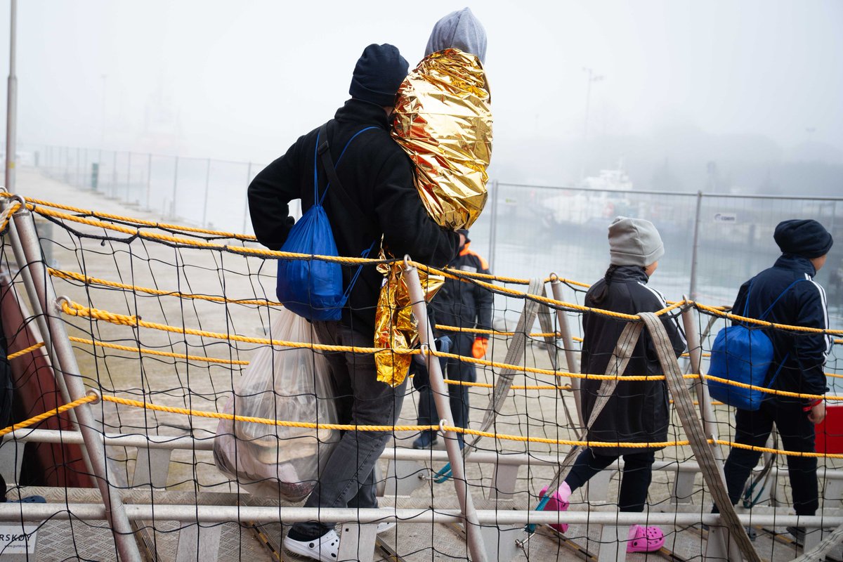 🔵UPDATE
Ce matin, les 162 rescapé.e.s et un bébé d'un mois ont débarqué dans le brouillard de Ravenne par -2°. Le premier sauvetage a eu lieu il y a cinq jours à 870 milles nautiques, soit 1611 km de Ravenne. Cette pratique honteuse de port éloigné est contraire au droit