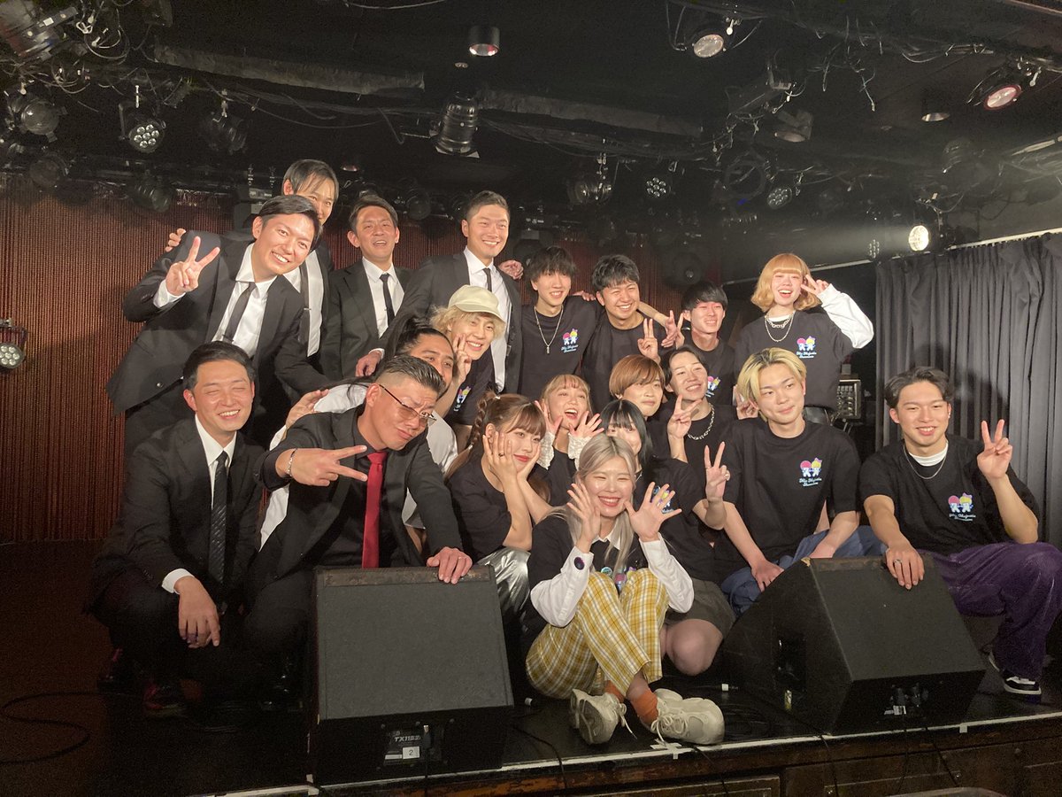 shiratama_shi's tweet photo. 今日のマイクマジェスティックショーケース最高すぎた。かっちゃんひでぶー推しなので完全に狙ってステージ上手側に陣取ってしまったw  えっさんのカウントと指揮もカッコ良き。「裸の心」の中盤ユニゾンは何度聴いても鳥肌モノ。　
 #BamBCrew
＃バンビークルー https://t.co/f6IGivKnbC