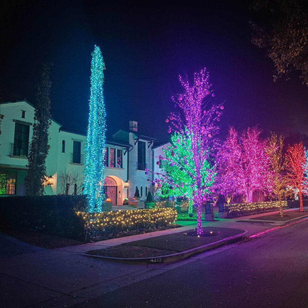 CTokeepitsimple's tweet photo. My own #holiday #tradition 👀 Grab a drink, roll up and jump in the ride 🔥 idk if it's the #christmas #decorations or the expensive #RealEstate #properties I enjoy the most 🎄❤️‍🔥💰
Another 20 #rentals and I'll be here one day ⏳  #highlandpark #dallas #texas https://t.co/ncEU3TCWNP