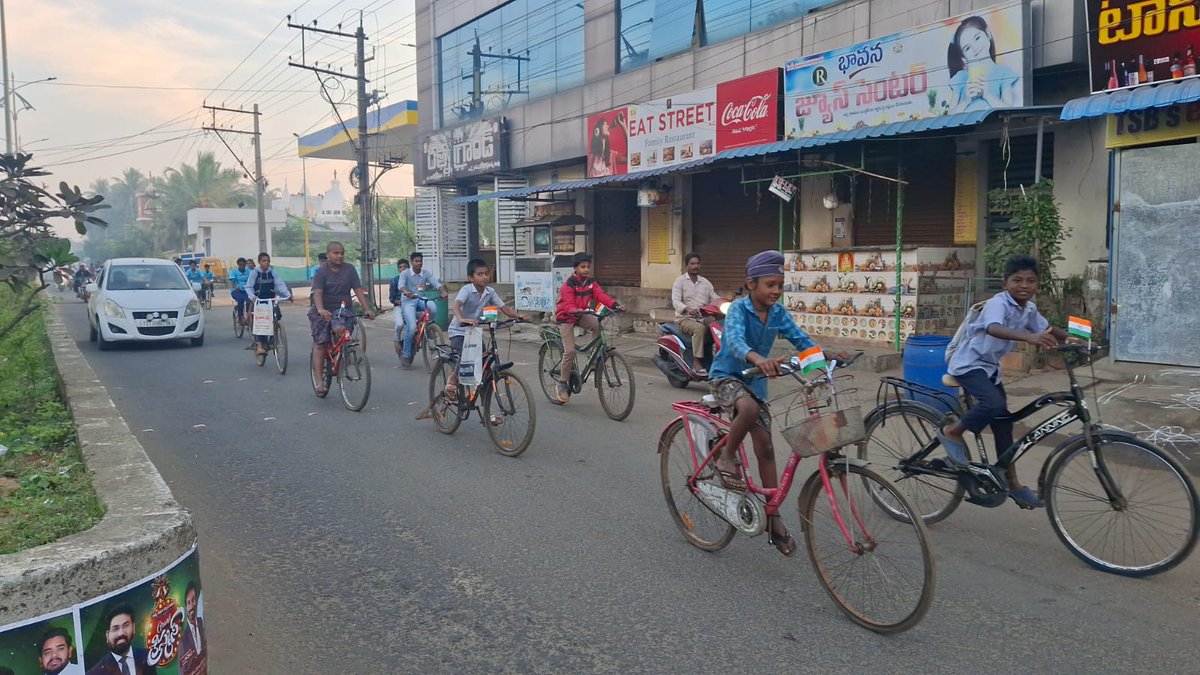 SAI_Bengaluru's tweet photo. "What an incredible start to Cycling Tuesdays under the Fit India Movement! #Eluru (AP)🚴♂️ Big thanks to everyone for joining and committing to a healthier lifestyle. #polutionkasolution #CyclingTuesday #PedalForHealth
@Media_SAI @FitIndiaOff @kheloindia https://t.co/XG83wdVWPv