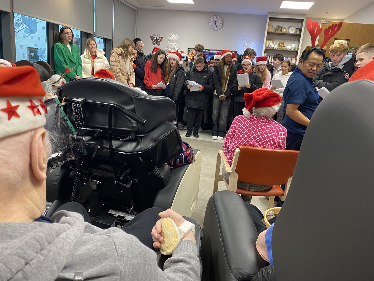 LocaliseYouth's tweet image. A huge thank you to the students in @hfcsrathcoole and our friends in @Pfizer_Ireland Grangecastle for bringing Christmas joy to our neighbours in @Peamount_Health #youthvolunteering