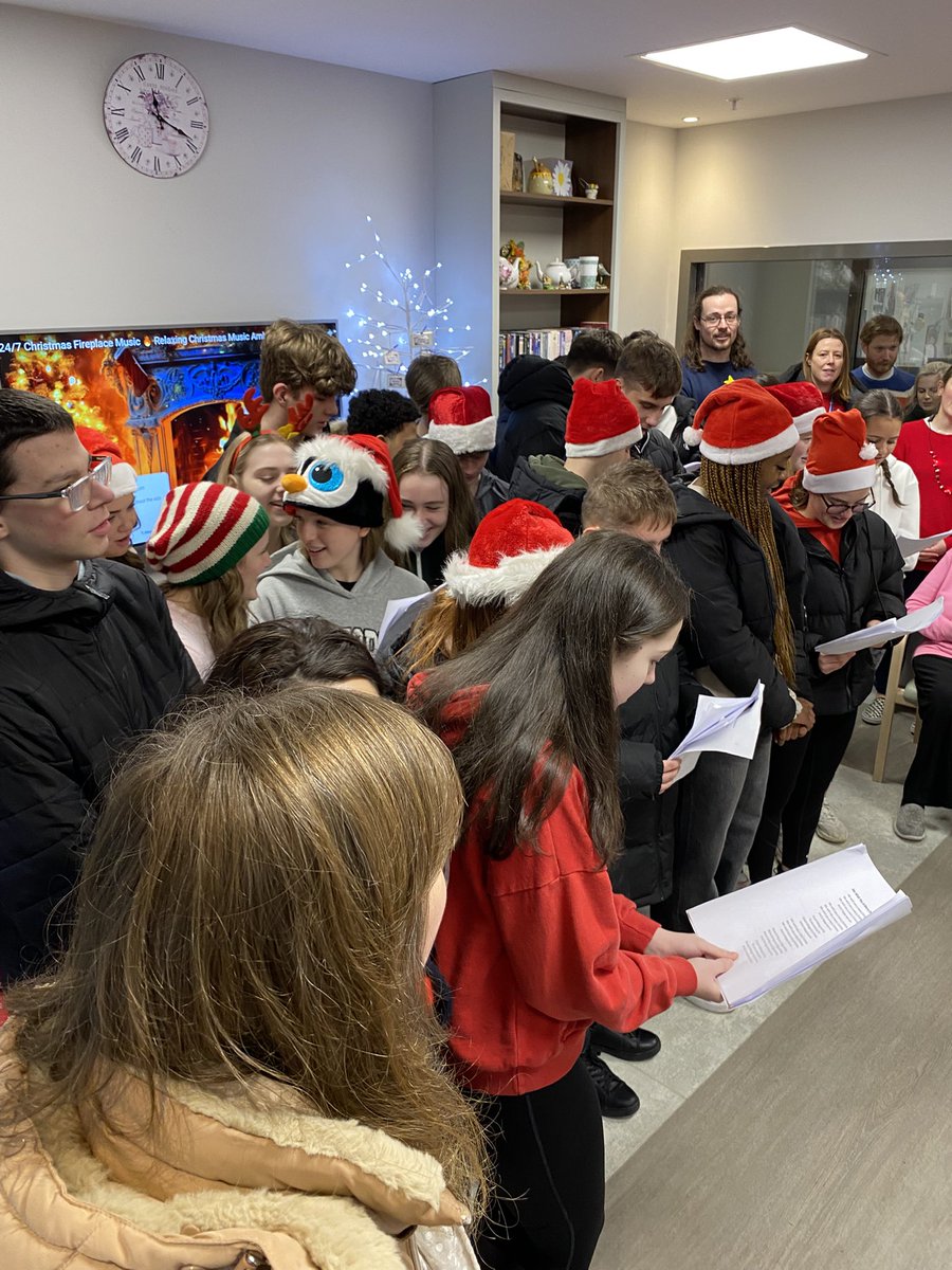 LocaliseYouth's tweet image. A huge thank you to the students in @hfcsrathcoole and our friends in @Pfizer_Ireland Grangecastle for bringing Christmas joy to our neighbours in @Peamount_Health #youthvolunteering