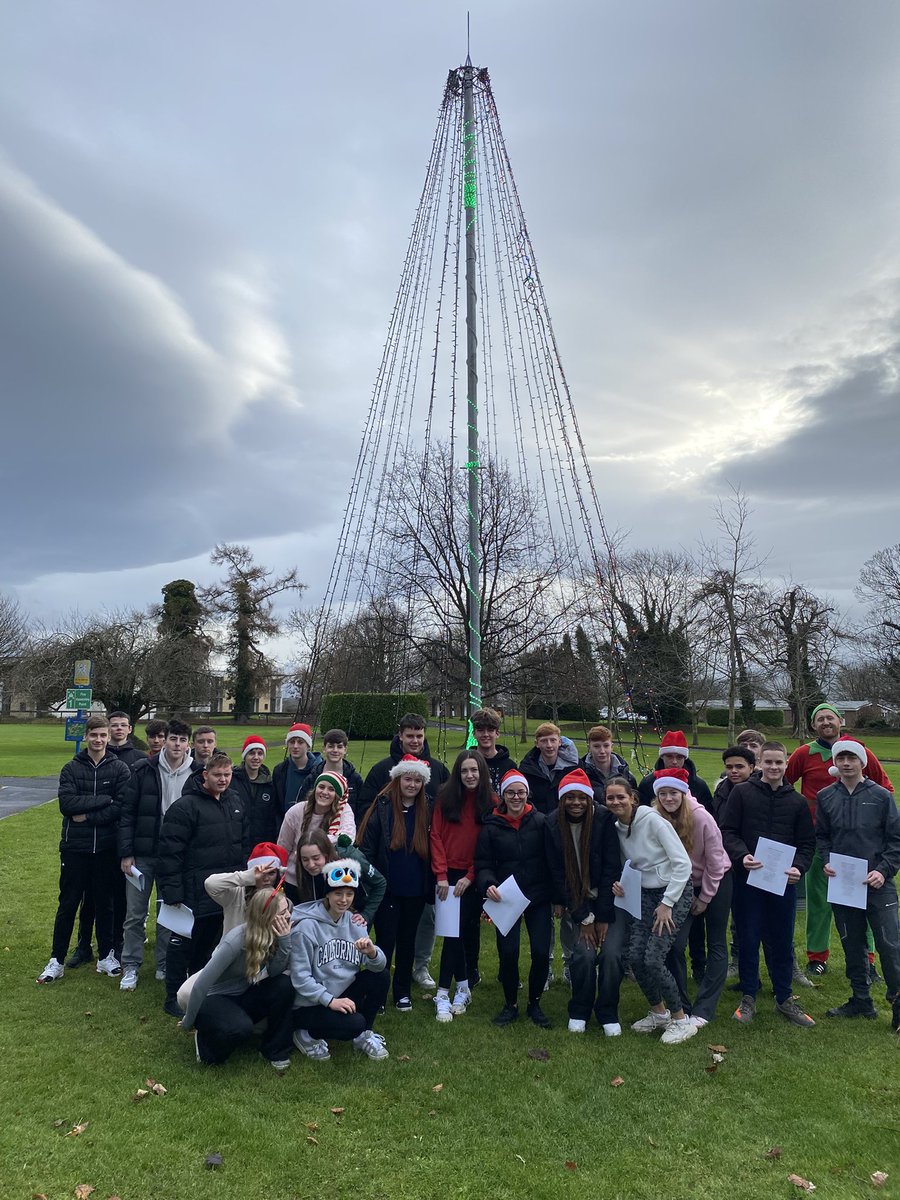 LocaliseYouth's tweet image. A huge thank you to the students in @hfcsrathcoole and our friends in @Pfizer_Ireland Grangecastle for bringing Christmas joy to our neighbours in @Peamount_Health #youthvolunteering