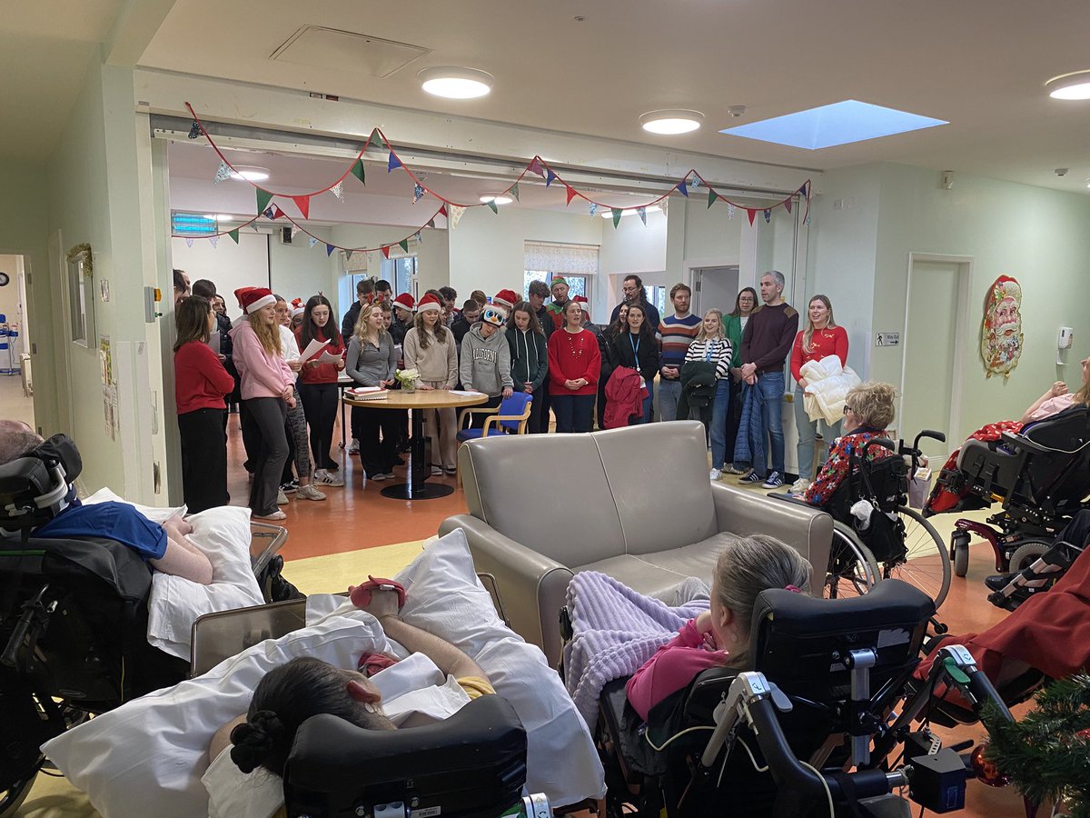 LocaliseYouth's tweet image. A huge thank you to the students in @hfcsrathcoole and our friends in @Pfizer_Ireland Grangecastle for bringing Christmas joy to our neighbours in @Peamount_Health #youthvolunteering
