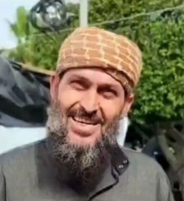 Jarenlang werd ons wijsgemaakt dat de blanke man in pak de "goede" was en de moslim met baard de "terrorist".

De hele wereld weet nu dat het precies andersom is.

#KhaledNabhan 
#GazaGenocide