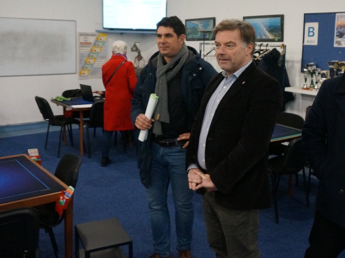HubertdeJenlis's tweet photo. ♠️ Ce matin, j’ai eu le plaisir de visiter les locaux de l’Amiens Bridge Club, une association emblématique créée il y a plus de 30 ans, qui réunit aujourd’hui plus de 200 licenciés passionnés

🏠 Installé rue Jules Barni, ce club dynamique va bientôt bénéficier de travaux d’extension réalisés par la Ville : création d’un nouvel espace bridge de 50 m², isolation refaite, éclairages modernisés, ou encore remise en peinture. Ces aménagements permettront d’accueillir encore mieux les joueurs et d’organiser des tournois dans des conditions optimales.

✅ Un bel exemple de notre engagement pour soutenir le tissu associatif amiénois, véritable force de notre ville, porté par des bénévoles dévoués et passionnés.

👏 Encore merci aux membres du club pour leur accueil chaleureux et bravo pour toutes leurs initiatives : tournois, cours d’initiation et événements festifs, comme le tournoi de Noël qui avait lieu aujourd’hui ! 🎄