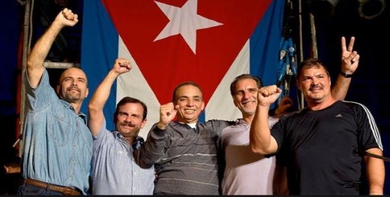 Hace 10 años se cumplió la profecía de #Fidel: los últimos de nuestros Cinco Héroes regresaban a #Cuba. Los duros años de injusta prisión en el imperio no lograron doblegarlos. #UnidosXCuba