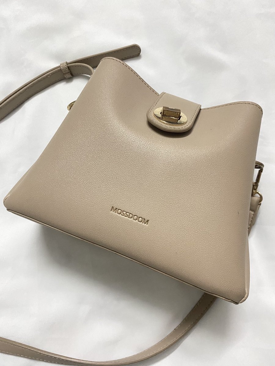 kaewsawat_sasi's tweet image. ปล่อยต่อ📍กระเป๋า Mossdoom 130.- (รวมส่ง) ✅ปรับสายได้ ✅จุของได้เยอะ *ตำหนิน้อยมากแค่ตรงอะไหล่สีทองตามรูป* ขายเพราะไม่ค่อยได้ใช้
👉🏻ราคาปัจจุบัน 300+

 #moosdoom