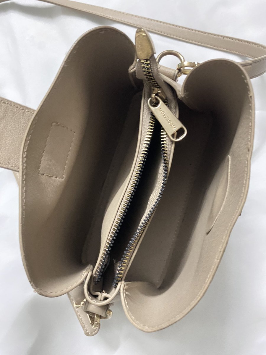 kaewsawat_sasi's tweet image. ปล่อยต่อ📍กระเป๋า Mossdoom 130.- (รวมส่ง) ✅ปรับสายได้ ✅จุของได้เยอะ *ตำหนิน้อยมากแค่ตรงอะไหล่สีทองตามรูป* ขายเพราะไม่ค่อยได้ใช้
👉🏻ราคาปัจจุบัน 300+

 #moosdoom