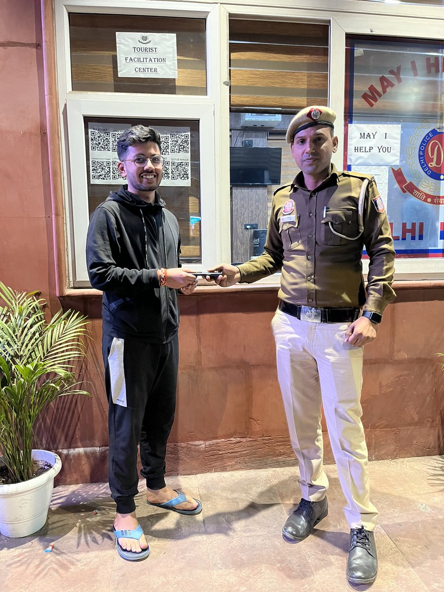 SreyashRai's tweet photo. Kudos to @DelhiPolice @DCPCentralDelhi and the Tourist Police Booth of NDLS Railway Station!
Their proactiveness is commendable in getting my phone back! 🙌🏻 https://t.co/LPDWL6wZ8h