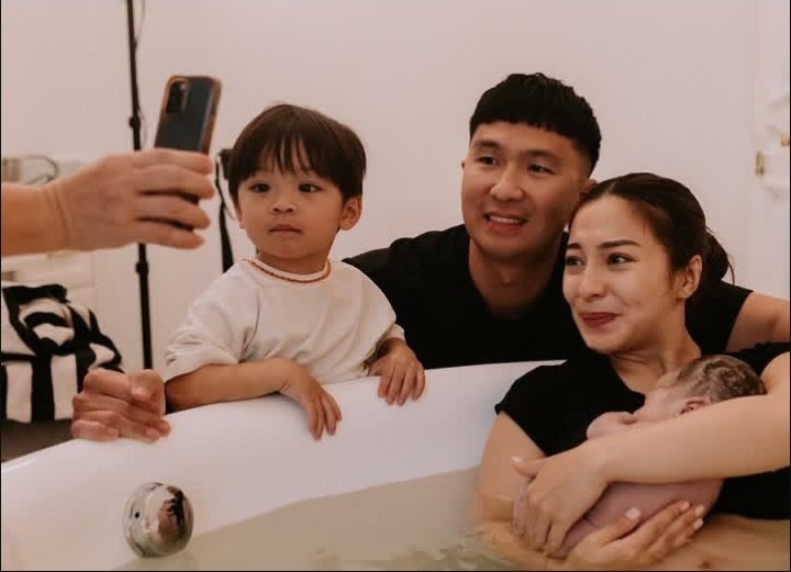 yhaterus's tweet photo. Selamat Issa resmi jadi kakak! Nikita Willy melahirkan anak keduanya di Amerika Serikat dengan metode Water Birth 💦

Ada yang belum tau apa itu Water Birth? Ini dia penjelasannya!