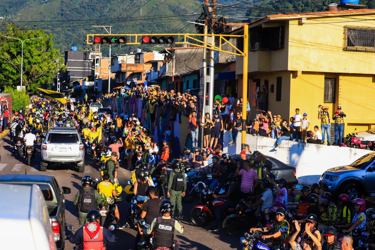 DvoTachira's tweet photo. 🏆 𝐅𝐄𝐋𝐈𝐙 𝐃Í𝐀, 𝐇𝐈𝐍𝐂𝐇𝐀 𝐀𝐔𝐑𝐈𝐍𝐄𝐆𝐑𝐎 🏆

👏 Por estar siempre en las buenas y no tan buenas, por alentar en casa y fuera de ella, por meterle corazón cuando las piernas fallan, por ser nuestra verdadera GRANDEZA 👏

¡ESTO ES TÁCHIRA! 💛🖤 https://t.co/PDYwuqXvFt