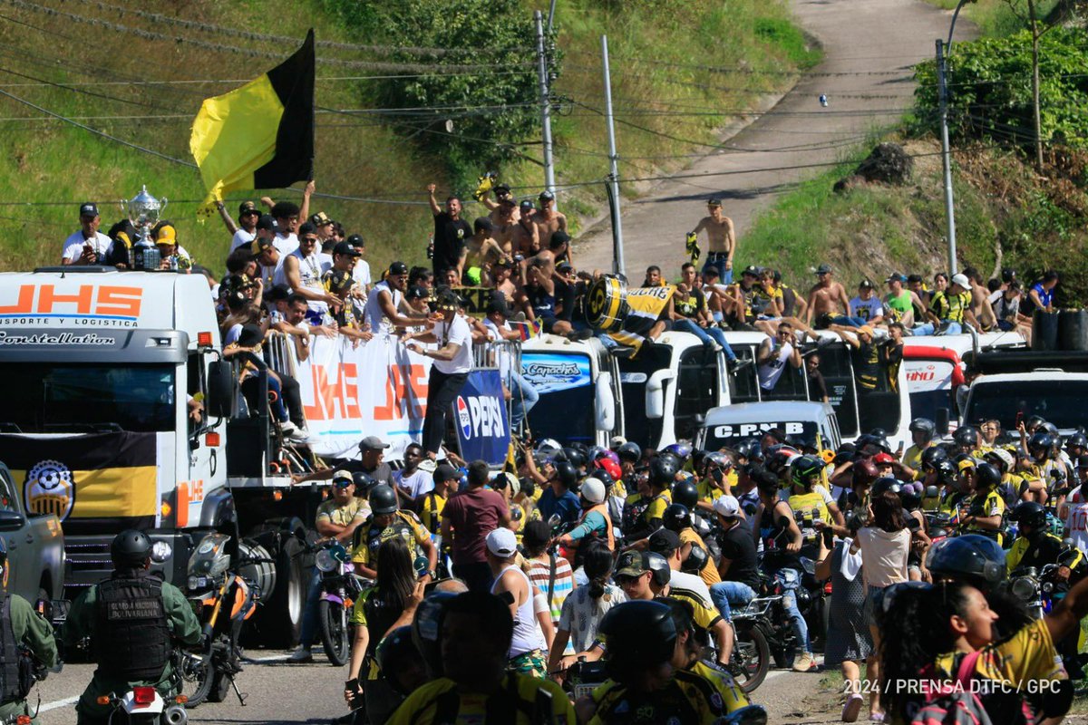 DvoTachira's tweet photo. 🏆 𝐅𝐄𝐋𝐈𝐙 𝐃Í𝐀, 𝐇𝐈𝐍𝐂𝐇𝐀 𝐀𝐔𝐑𝐈𝐍𝐄𝐆𝐑𝐎 🏆

👏 Por estar siempre en las buenas y no tan buenas, por alentar en casa y fuera de ella, por meterle corazón cuando las piernas fallan, por ser nuestra verdadera GRANDEZA 👏

¡ESTO ES TÁCHIRA! 💛🖤 https://t.co/PDYwuqXvFt