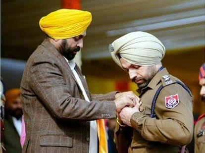 933 DAYS AFTER SIDHU 
#JusticeForSidhuMooseWala

DSP Gursher Singh seen being honored by CM <a href="/BhagwantMann/">Bhagwant Mann</a> in this photo, was dismissed for facilitating Lawrence Bishnoi's interview. However, it’s evident that senior officials and political leaders were involved.

1/3