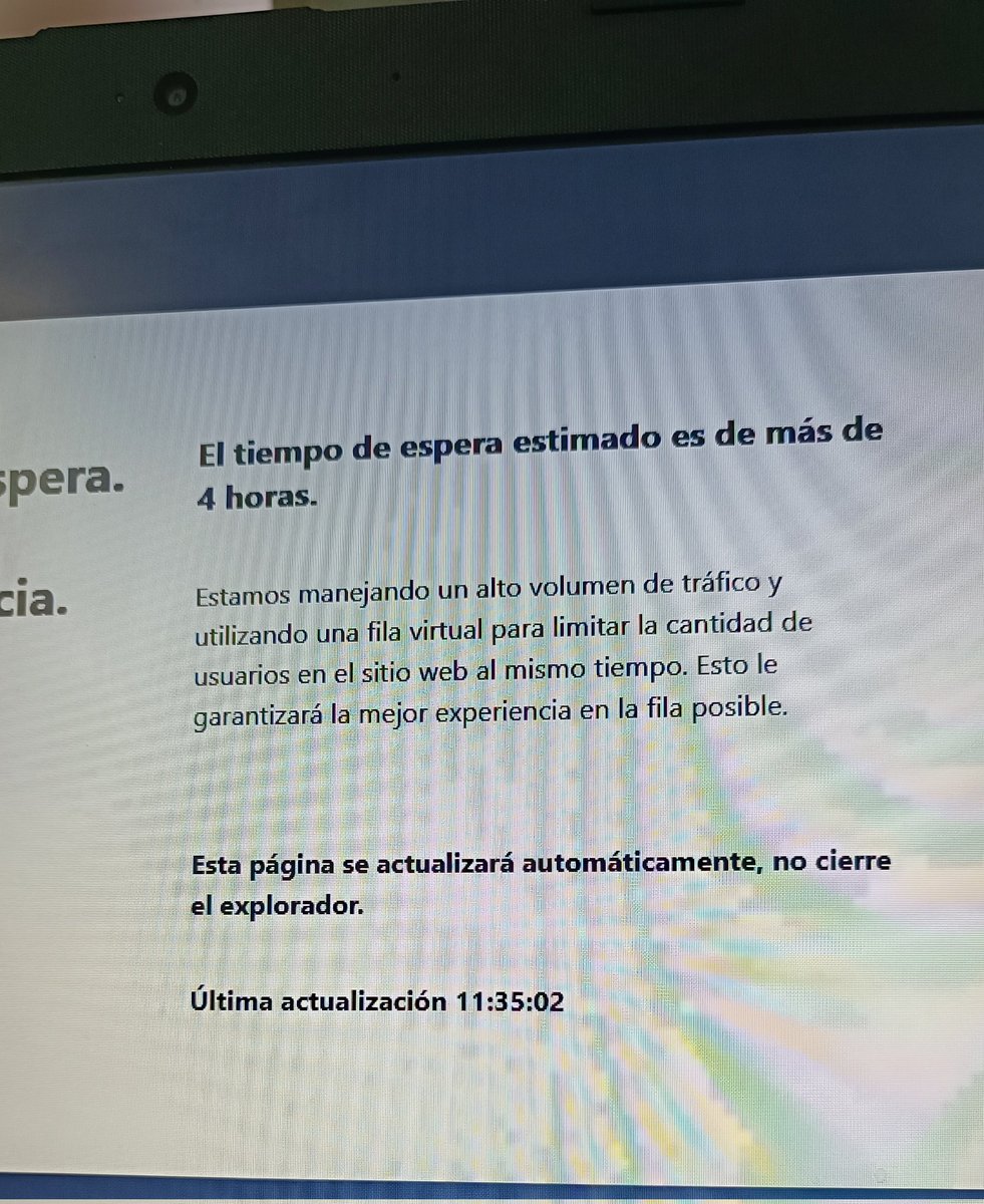 navmor_'s tweet photo. Foto 1: el único equipo de los 10 que tenía en fila que alcanzó un número decente, me dice que tengo el número 9, me emociono.
Foto 2: Liveticket reconchetumare hijo de las mil callampas, me saca de la cola después de estar desde las 9 haciendo fila. #liveticket te odio ctm 😡 https://t.co/7lxHb005Fj