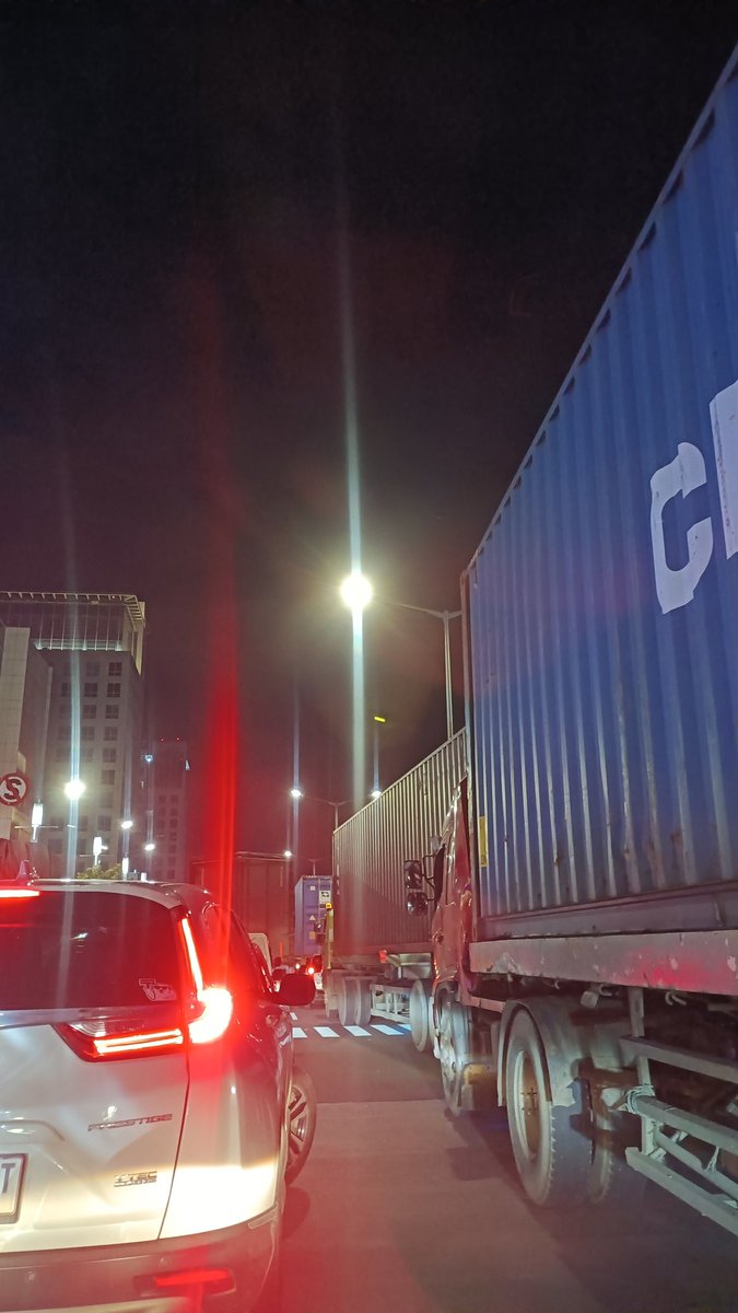 Macet depan Empo Pluit kira-kira kenapa ya?