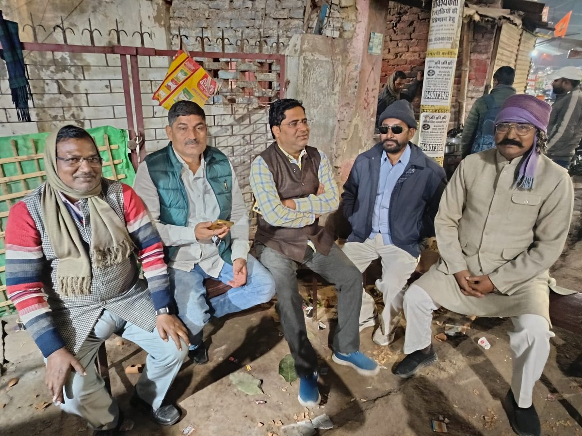 pathak_tejbahad's tweet photo. हाउस अरेस्ट छलावा है, बहाना है,सेटिंग गेटिंग है सारा दिन जनपद में दहाड़ के घूमा हूँ कल विधान सभा घेराव में भी डंके की चोट पर जाऊँगा
क्रांतिकारी हूँ अपराधी नहीं ।
न डरे थे न डरेंगे 
लड़े थे लड़ेंगे इंक़लाब ज़िंदाबाद ✊🏻
@avinashpandeinc @INCUttarPradesh @KaunSandeep @kashikirai https://t.co/8liF0us957