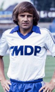 yanmae's tweet photo. #foot #football #HappyBirthday 

🎂 Joyeux Anniversaire Gilbert Gress 🇫🇷 8⃣3⃣ ans ex milieu offensif de @RCSA @VfB @OM_Officiel @XamaxFCS 

3⃣ Sélections en @equipedefrance entre 1967 et 1971 https://t.co/HH4yFIWnxS