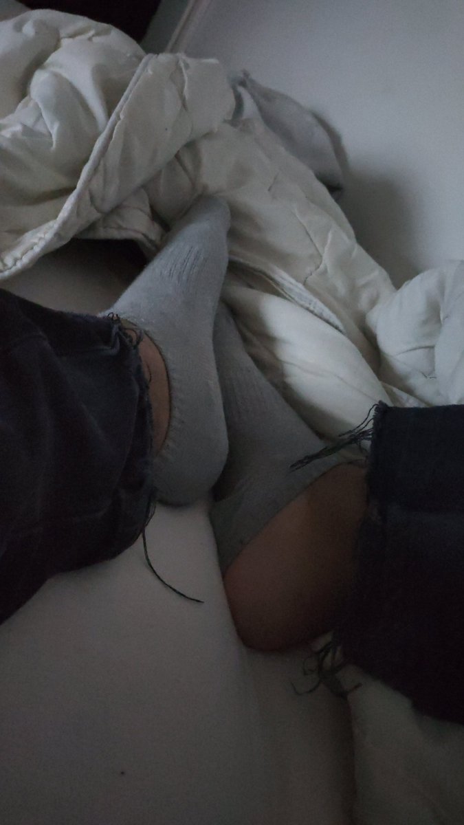 welcher sklave riecht an meinen füßen #sklave #füße #schuhe #socken #zahlsklave #zahlschwein #paypig #kontofick #alpha #master