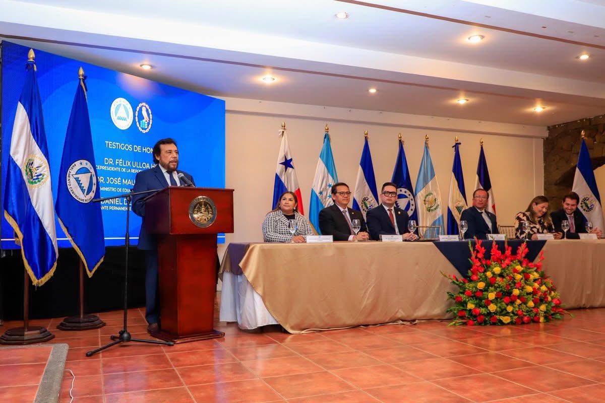 Para impulsar intercambio de conocimientos y promoción de educación en la región; Presidente HD Carlos Hernández, suscribió Convenio Marco de Cooperación con Doctor Otto Federico von Feigenblatt, Presidente de la Casa de Feigenblatt, ante Testigos de Honor en El Salvador