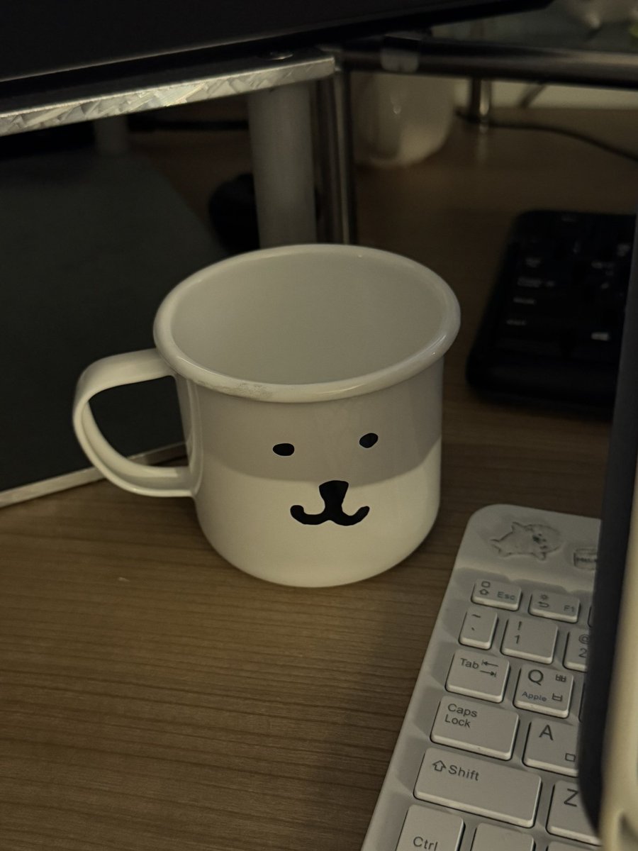 그림자때문에 안색이 어두운컵됨