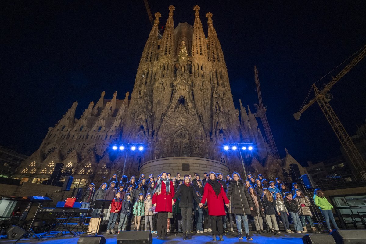 🎶 Dues corals de l'associació <a href="/lluisosdegracia/">Lluïsos de Gràcia</a>  han cantat nadales tradicionals catalanes i cançons de Nadal d’arreu del món davant la façana del Naixement. ✨ Desitgem que hàgiu gaudit de l’acte, acompanyats d’una xocolata calenta! ☕
<a href="/ElVirolet/">Coral Infantil El Virolet</a> <a href="/CoralSinera/">Coral Sinera</a>