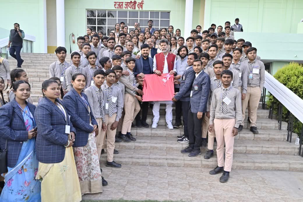 BJP4CGState's tweet image. विधानसभा सत्र के दौरान भ्रमण के लिए आए आरंग विधानसभा क्षेत्र के विद्यार्थियों से माननीय प्रदेश अध्यक्ष श्री @KiranDeoBJP जी ने मुलाकात की। इसके साथ ही उन्हें उज्ज्वल भविष्य के लिए बधाई एवं शुभकामनाएं दी। 

इस दौरान विधायक श्री @anujsharmacg जी, श्री @Khushwantguru जी, श्री…