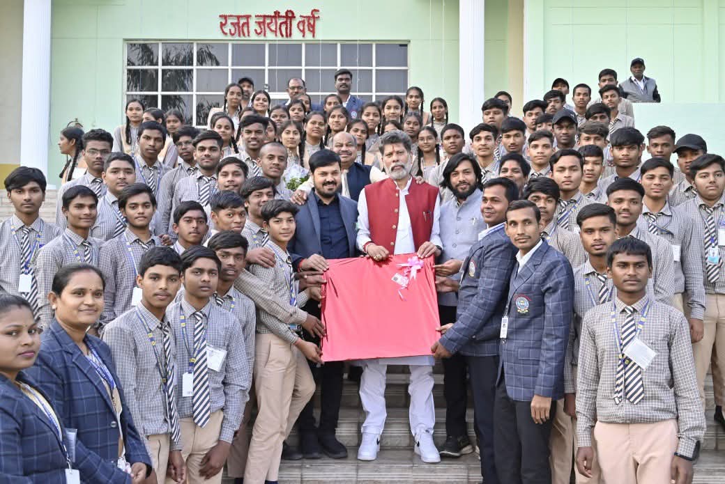 BJP4CGState's tweet image. विधानसभा सत्र के दौरान भ्रमण के लिए आए आरंग विधानसभा क्षेत्र के विद्यार्थियों से माननीय प्रदेश अध्यक्ष श्री @KiranDeoBJP जी ने मुलाकात की। इसके साथ ही उन्हें उज्ज्वल भविष्य के लिए बधाई एवं शुभकामनाएं दी। 

इस दौरान विधायक श्री @anujsharmacg जी, श्री @Khushwantguru जी, श्री…