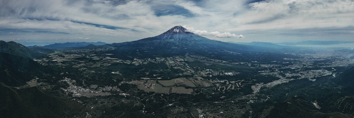 akio_mae's tweet photo. 初めまして。
「機動力」を武器に写真や映像の仕事をしながら、選手としてパラグライダーで空を飛んでいます。
写真はポートレート、物撮り、建築など幅広い仕事をしながら、パラグライダーで空撮をしたり、スナップもよく撮っています。
どのジャンルも好きを楽しみながら撮ることをモットーに！ https://t.co/m6kko4ilAN