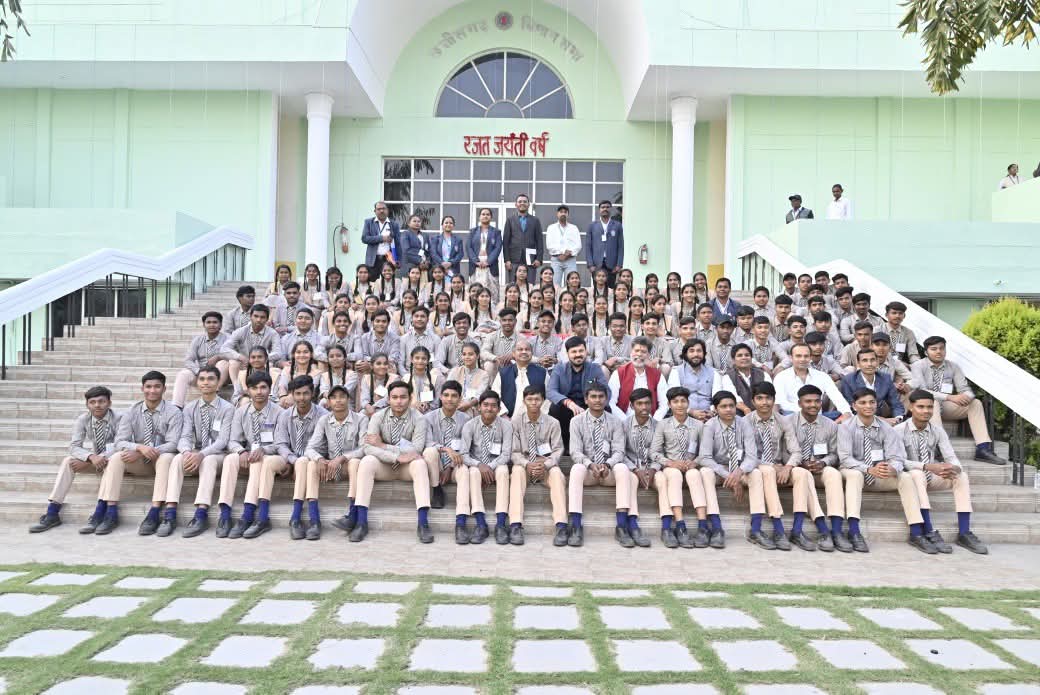 BJP4CGState's tweet image. विधानसभा सत्र के दौरान भ्रमण के लिए आए आरंग विधानसभा क्षेत्र के विद्यार्थियों से माननीय प्रदेश अध्यक्ष श्री @KiranDeoBJP जी ने मुलाकात की। इसके साथ ही उन्हें उज्ज्वल भविष्य के लिए बधाई एवं शुभकामनाएं दी। 

इस दौरान विधायक श्री @anujsharmacg जी, श्री @Khushwantguru जी, श्री…