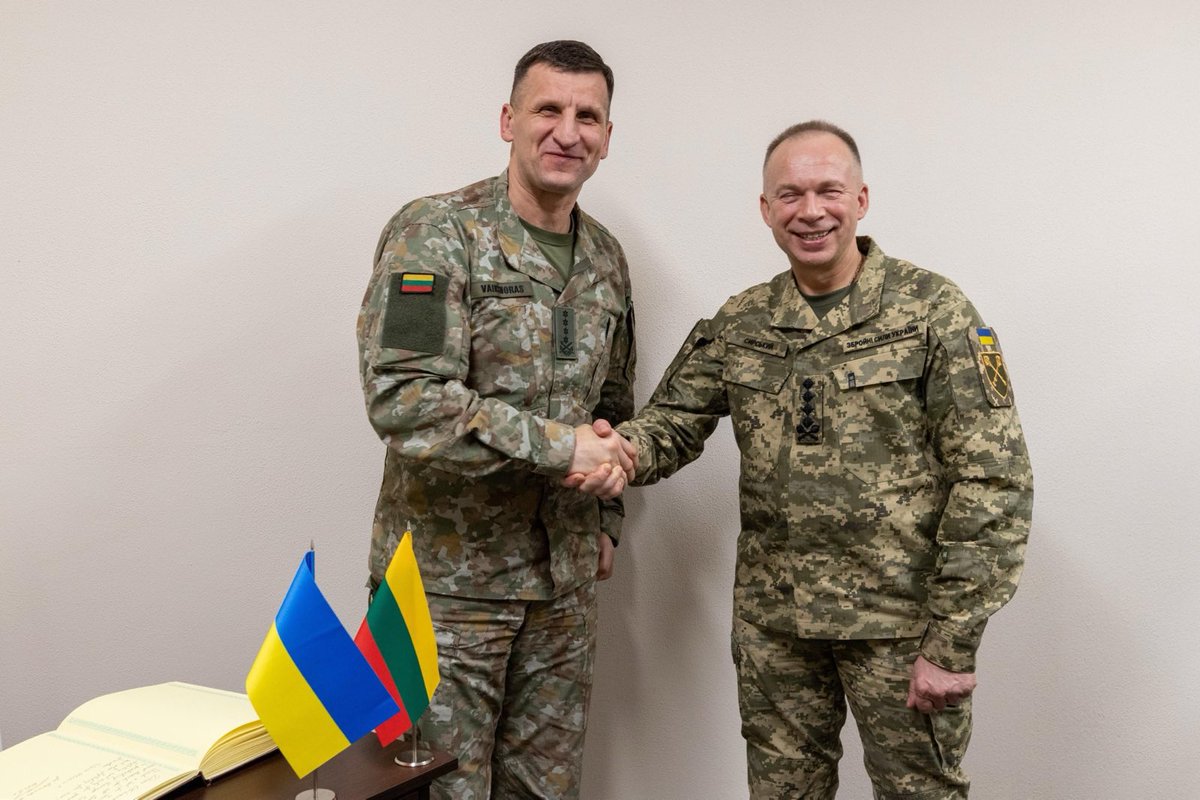 CHODLtu's tweet photo. Last week I visited 🇺🇦 with my team. Have a lot to learn from warfighting armed forces, starting with UAVs, AD and fortification. We will continue to support them with every means possible.
I am thankful to gen. Syrskyi for the visit, wishing for nothing but victory to Ukraine! https://t.co/uC4t0Z2n5F